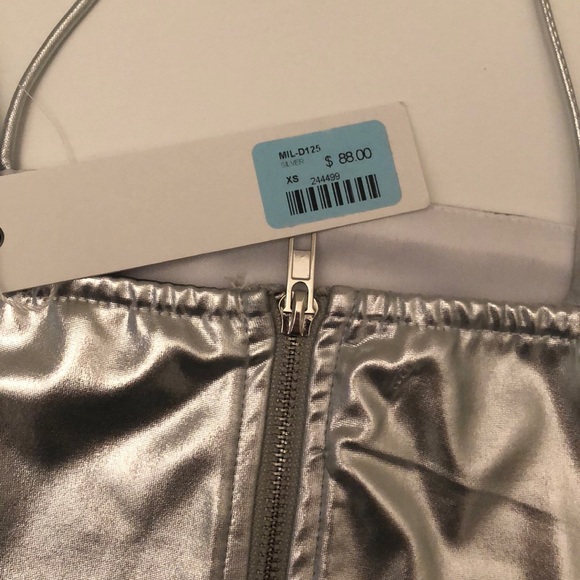 NWT LF silver crop top with cutout - Picture 7 of 10